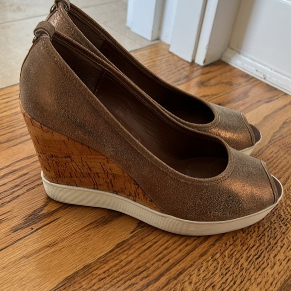 Donald Pliner Carli Metallic Shimmer Wedge Heels Pumps - Picture 3 of 6